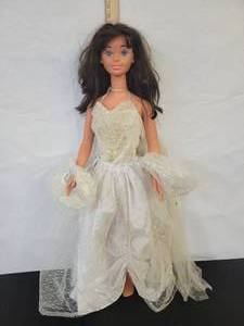 lot 371 image: 1992 Mattel Mexico Brown Hair Blue Eye Barbie Doll