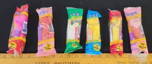 lot 420 image: 6- Vintage PEZ Candy Dispensers