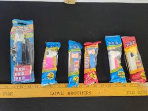 lot 421 image: 5- Vintage Peanuts PEZ Candy Dispensers and 1- Star Wars Vintage PEZ Dispenser
