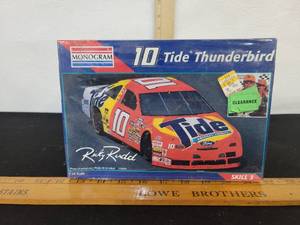 lot 456 image: Monogram 10 Tide Thunderbird Model Car Kit
