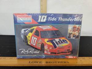 lot 460 image: Monogram #10 Tide Thunderbird Model Car Kit