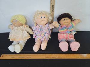 lot 487 image: Vintage Cabbage Patch Kids Dolls
