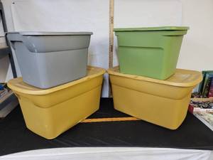 lot 499 image: 4-Plastic Totes- One Doesnt Have Lid