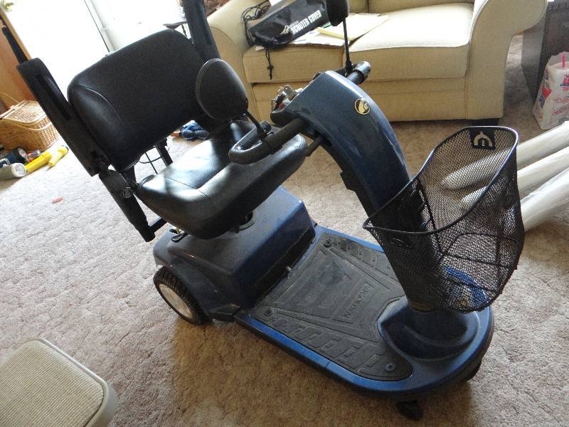 Golden Companion 3 wheel Scooter w/ Cover/ Front Basket/Oxygen Tank