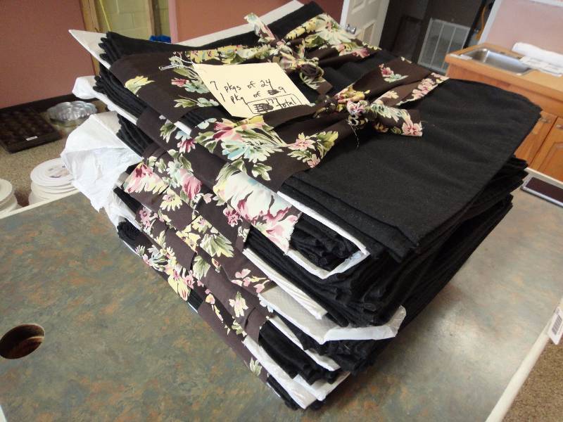 lot 1614 image: Large Lot of Cloth Napkins