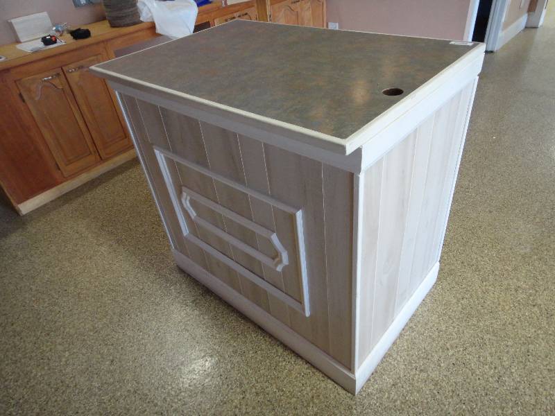 lot 1532 image: Handmade Checkout Stand