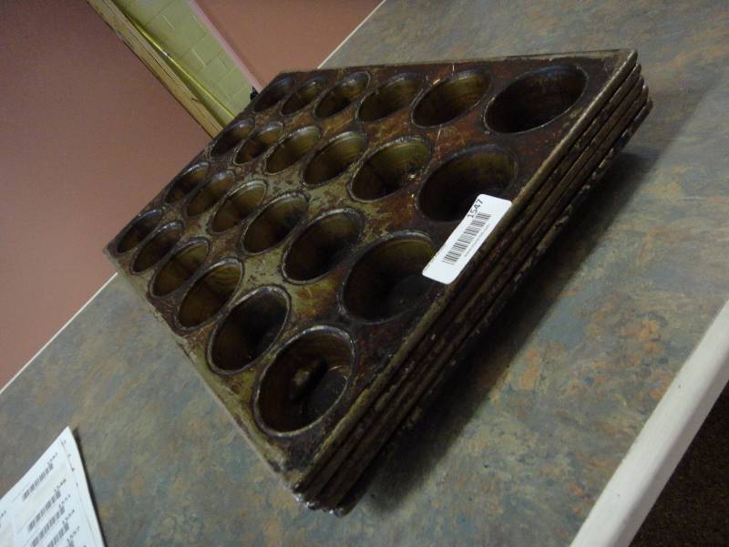 lot 1547 image: Lot of Muffin Pans