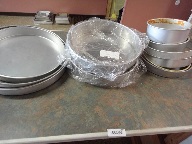 lot 1550 image: Lot of Cake Pans