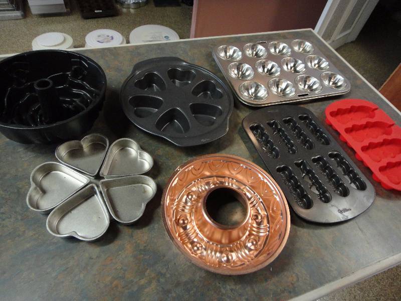 lot 1554 image: Lot of Specialty Cake Pans