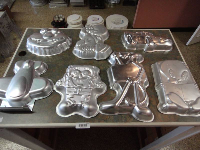 lot 1555 image: Lot of Shaped Cake Molds
