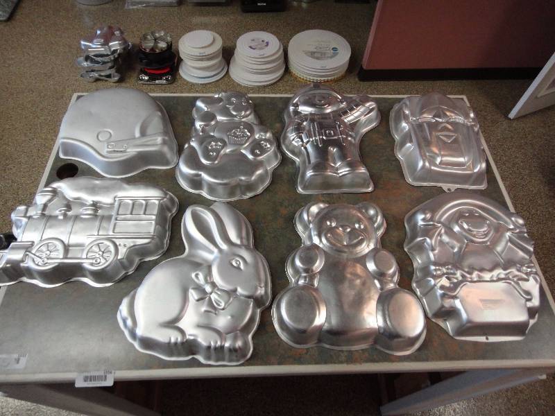 lot 1556 image: Lot of Shaped Cake Molds