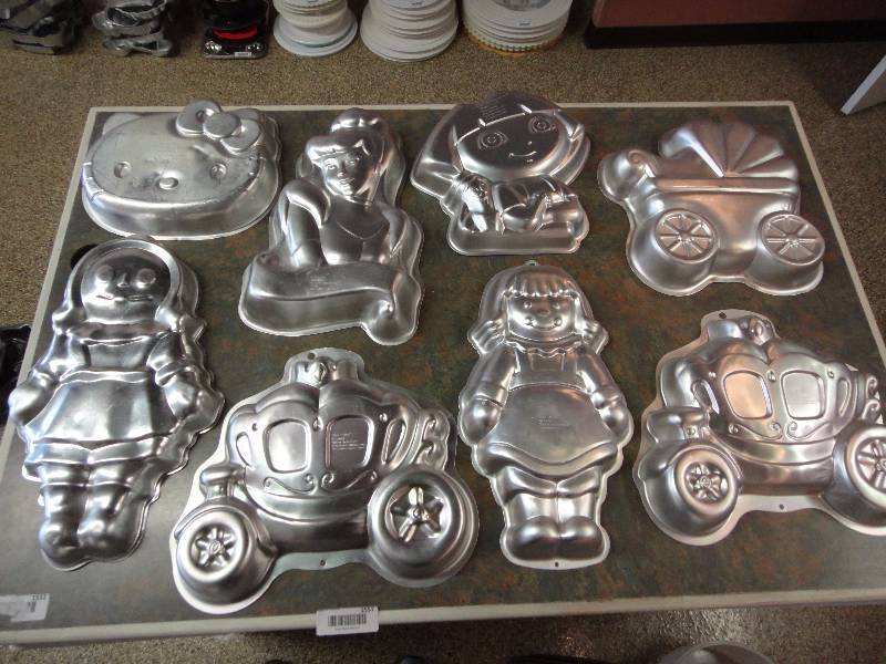 lot 1557 image: Lot of Shaped Cake Molds