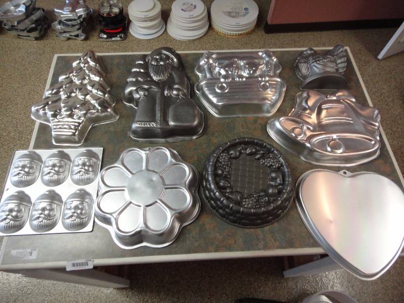 lot 1558 image: Lot of Shaped Cake Molds