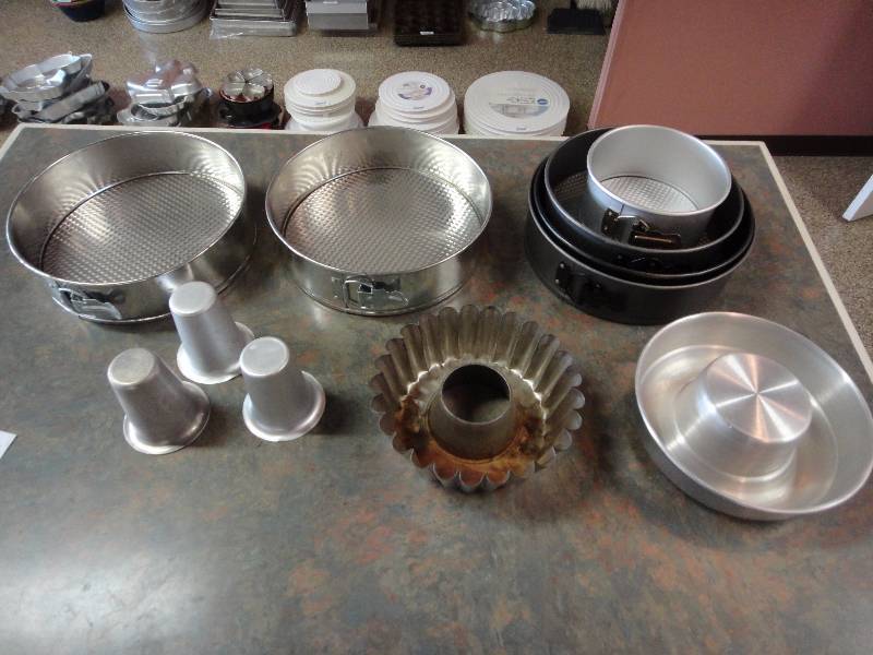 lot 1560 image: Lot of Cake Baking Pans