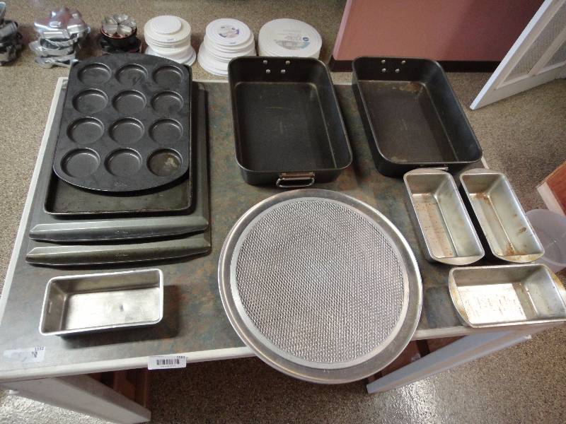 lot 1561 image: Lot of Cake Baking Pans