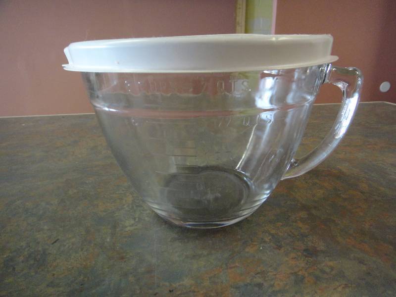 lot 1573 image: Pampered Chef Bowl with Lid