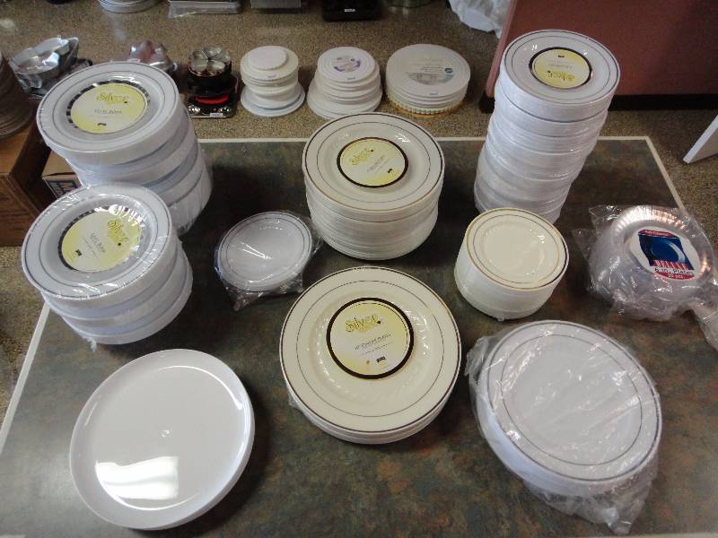 lot 1580 image: Large Lot of Paper Plates