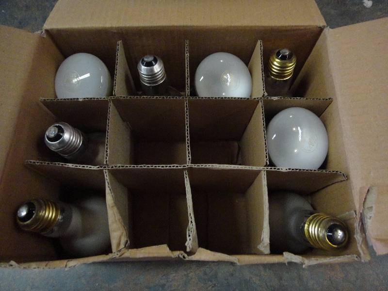 lot 1594 image: Lot of Lightbulbs