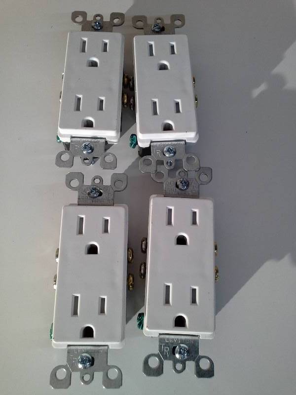 lot 6153 image: Decorative Tamper-Resistant Duplex Outlet White - 4 pack
