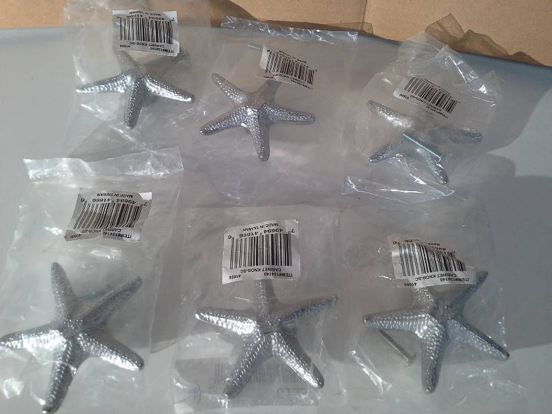 lot 6155 image: Ultra Hardware 849-2200-0376 Designers Edge 2.75 Novelty Knob - 6 Starfish knobs - Silver