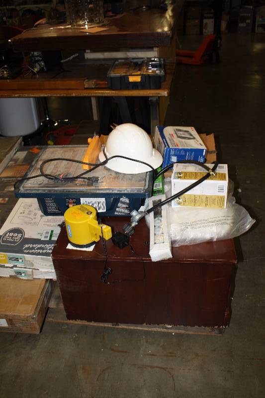 lot 1951 image: Pallet of Misc Items