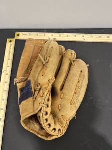 lot 1010 image: Spaulding Baseball Mit