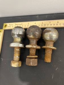 lot 1017 image: Bundle of 3 Tow Ball Trailer Hitches (2 1 78 & 1 2)