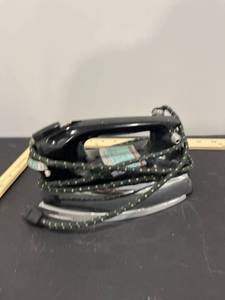 lot 1042 image: Signature Model PR-45052A Flat Iron