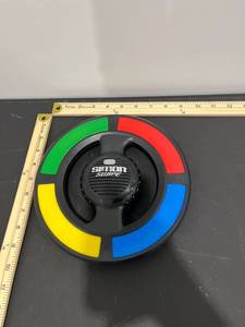 lot 1046 image: Simon Swipe Game (Powers on Works) Batteries Not Included