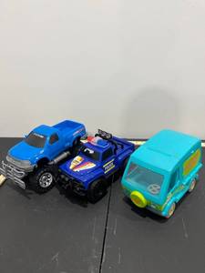lot 1051 image: Bundle of 3 Toy Vehicles - Mystery Machine, Ford F-150, & Police Truck
