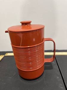 lot 1056 image: Vintage 1997 Rubbermaid Red Ribbed 2 QT Pitcher Lid