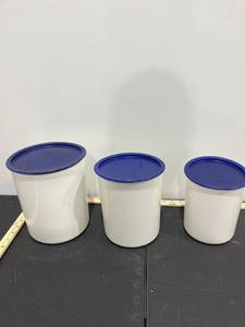 lot 1079 image: Bundle of Vintage Tupperware One Touch Set of 3