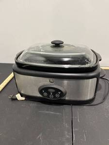 lot 1084 image: GE 169143 Slow Cooker 6QT (Powers On Heats Up)