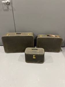 lot 1089 image: Vintage Skyline Luggage Set Hard Case (Big Suit Case May Be Hard to Snap Shut at Times)