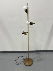 lot 1109 image: 63 Stand Up Lamp (Powers On)