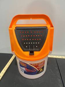 lot 1126 image: Challenge Plastics Bait Lag 8 Quart Troll Bucket Orange - 50354