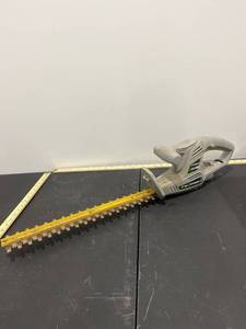 lot 1141 image: Earthwise 2.8 Electric (Corded) Hedge Trimmers - Powers On