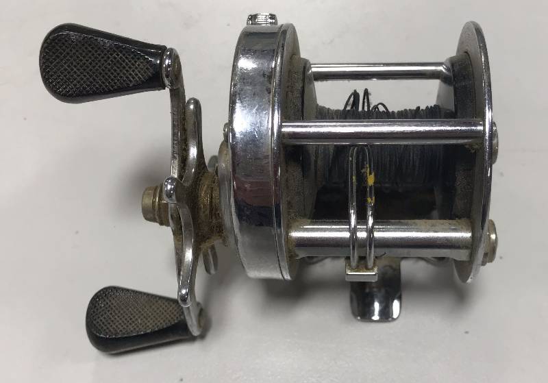 lot 1012 image: Vintage Shakespeare Fishing Reel - Service 1944M - Model EK
