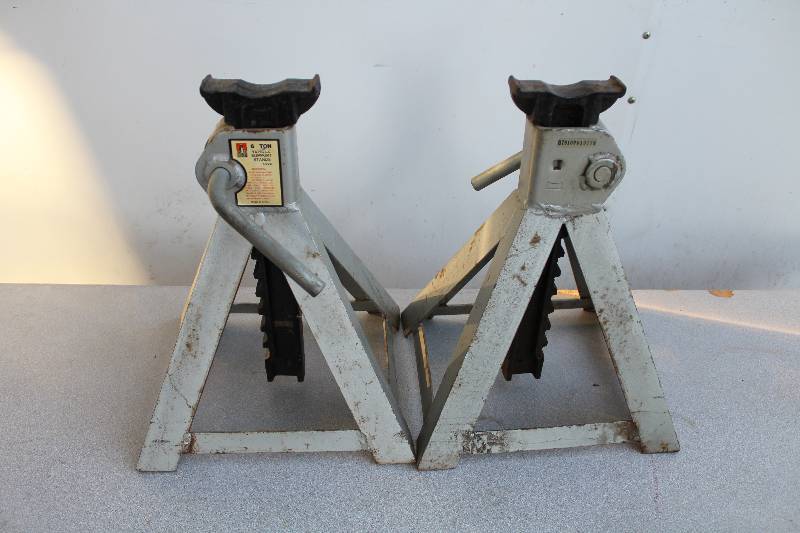 lot 4401 image: Pair of Jack Stands - sticker says 6 Ton Vehicle Support Stands T-9366