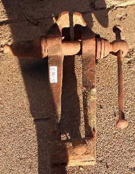 lot 4403 image: Vintage Post Vise - see photos