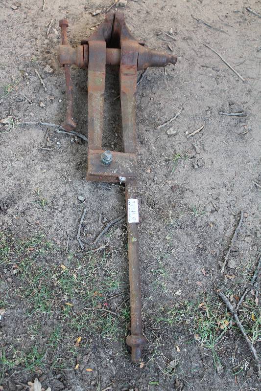 lot 4405 image: Vintage Post Vise - see photos