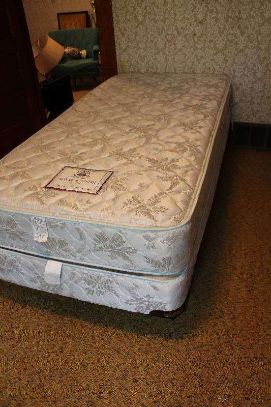 lot 4430 image: Twin Mattress Set and Hollywood Frame w carpet casters