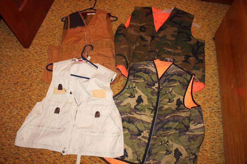 lot 4441 image: Lot of Hunting Vests - Most size XL and L