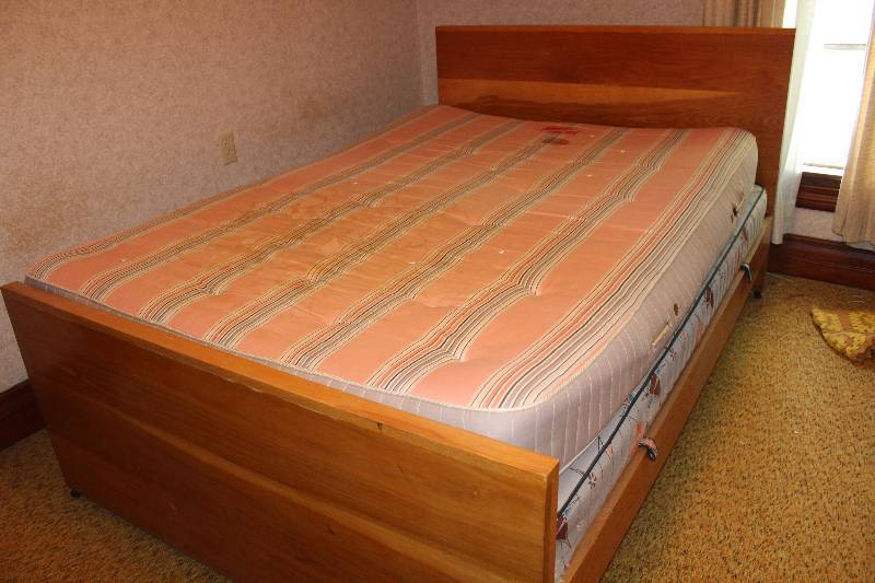 lot 4442 image: Full Size Bed - Complete - Headboard, Footboard, MattressBox Springs - see photo