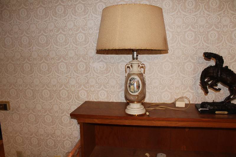 lot 4443 image: Beautiful Table Top Lamp