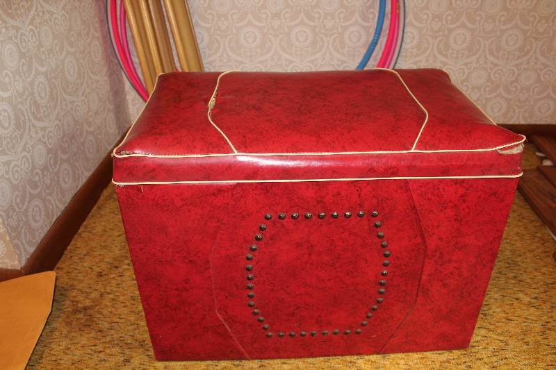 lot 4450 image: Vintage LEWYT CEDARIZED CHEST - Originally for a LEWYT Vaccuum Cleaner - See Photos