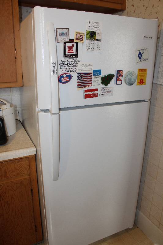 lot 4457 image: Refrigerator - Frigidare - M# FFTR1814TW0 - NEAR NEW Works