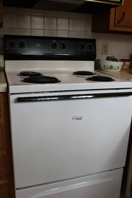 lot 4458 image: Electric Range Stove - Roper (right front burner does not work)