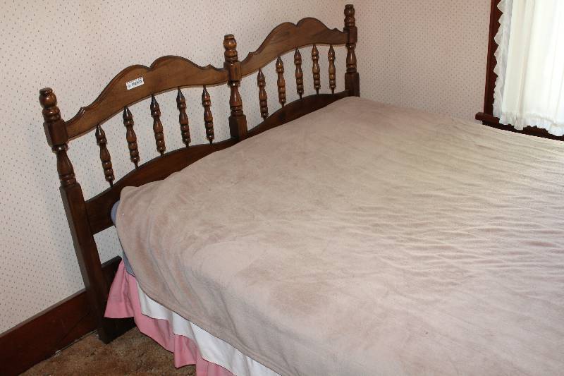 lot 4472 image: Complete Bed Set - see photos and description
