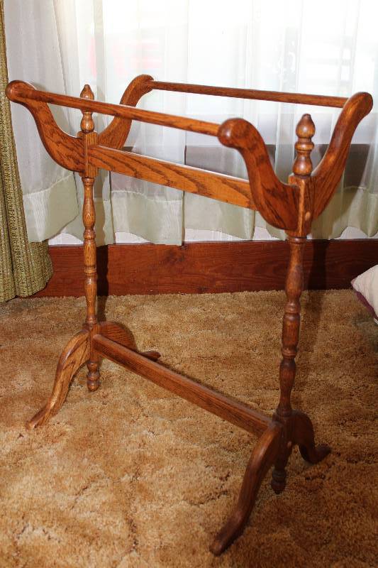 lot 4475 image: Oak Quilt Rack - Nice